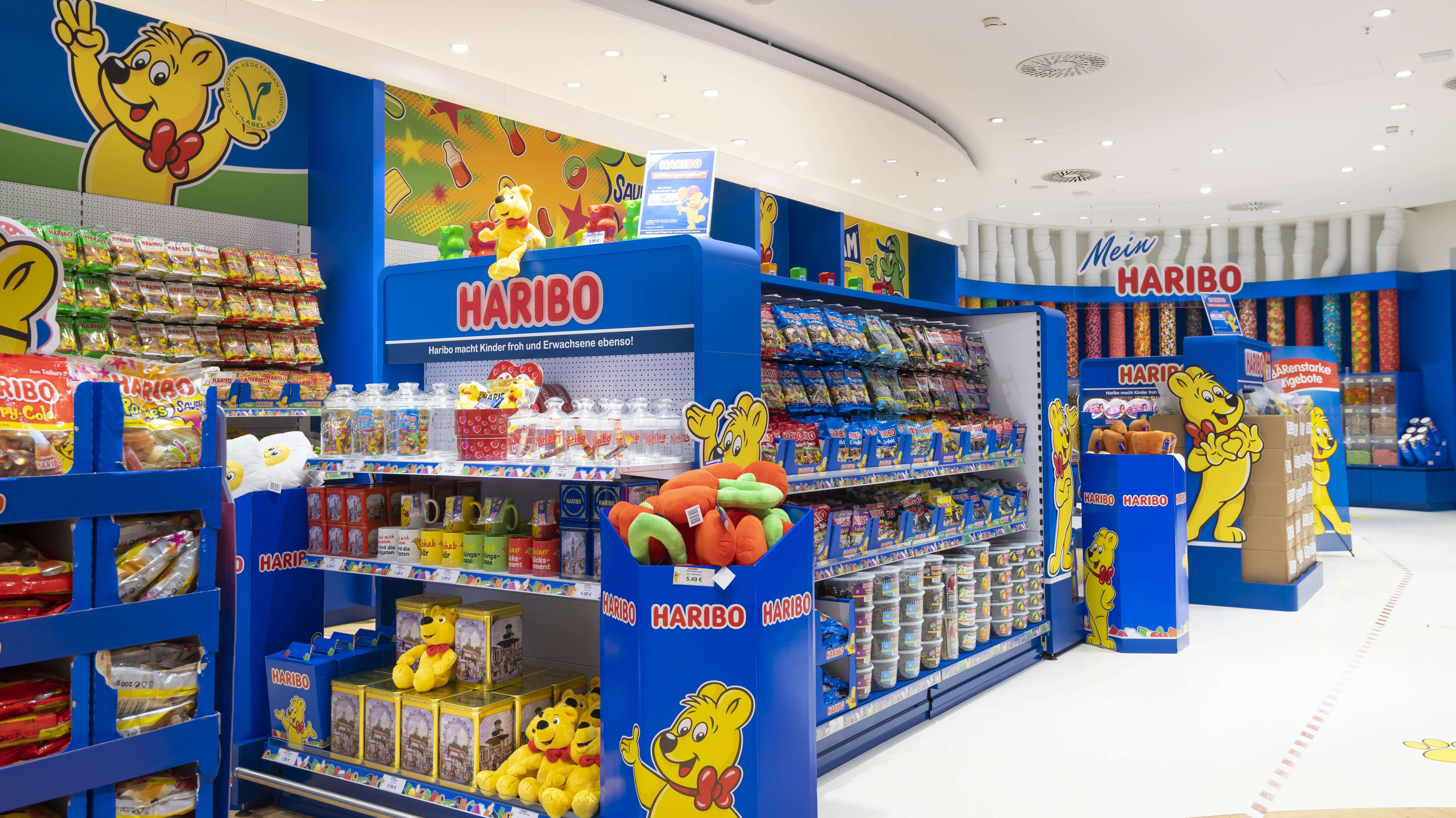Verschiedene Produktregale aus dem HARIBO Shop in Oberhausen