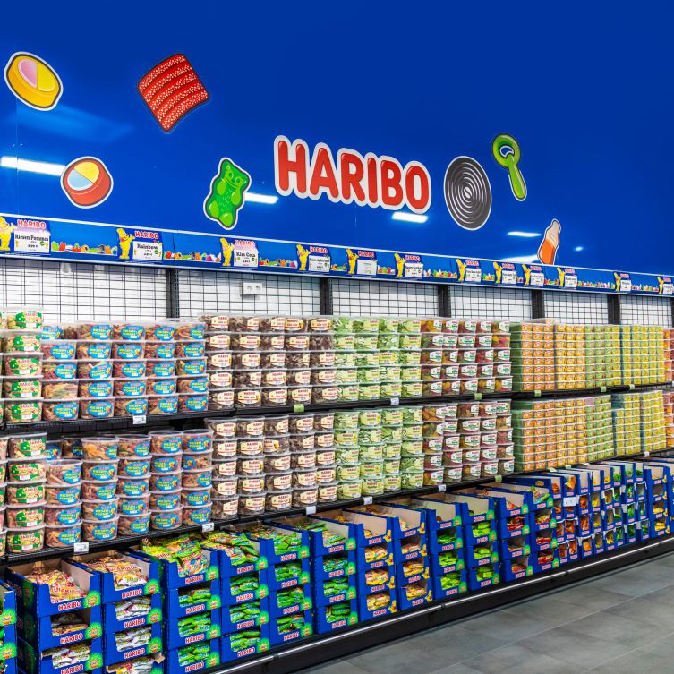Schap met HARIBO-producten in HARIBO Shop
