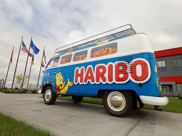 Ein Oldtimer-Bus im HARIBO-Look vor dem HARIBO Werk USA.