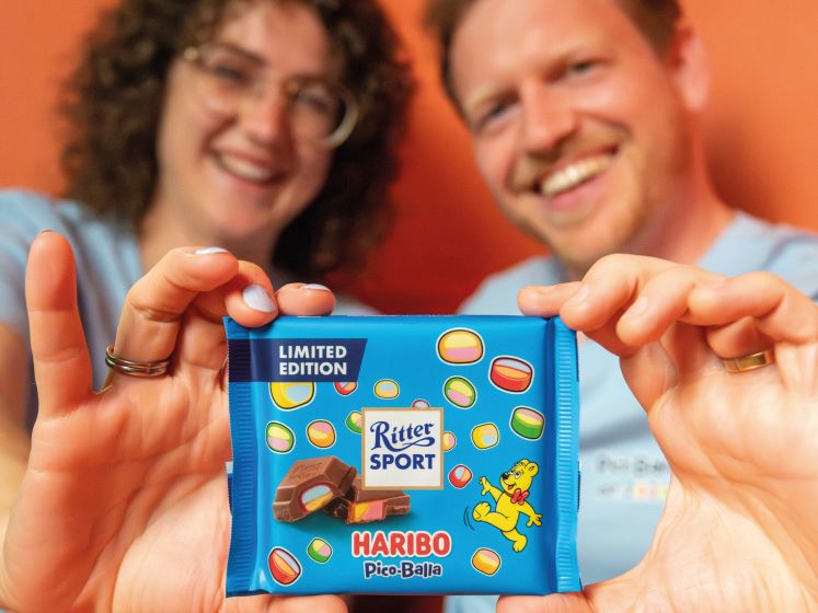 Coraline Lücker von HARIBO und Fabian Hönig von Ritter Sport zeigen die Ritter Sport HARIBO Pico Balla Schokolade