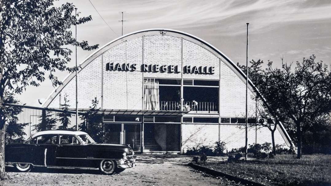 Historische Aufnahme der Hans Riegel Badminton-Halle von 1950 in schwarz-weiß.