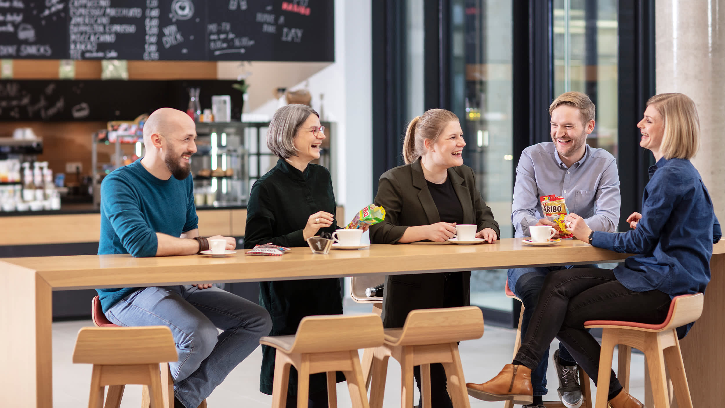 HARIBO-Mitarbeiter und Mitarbeiterinnen unterschiedlichen Alters in einem Workshop