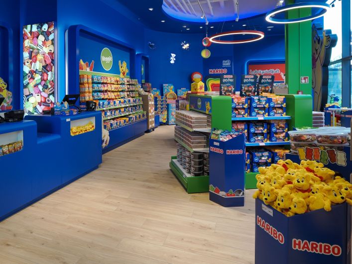 Der HARIBO-Shop Hamburg mit Regalen voller Fruchtgummi und Fanartikel.