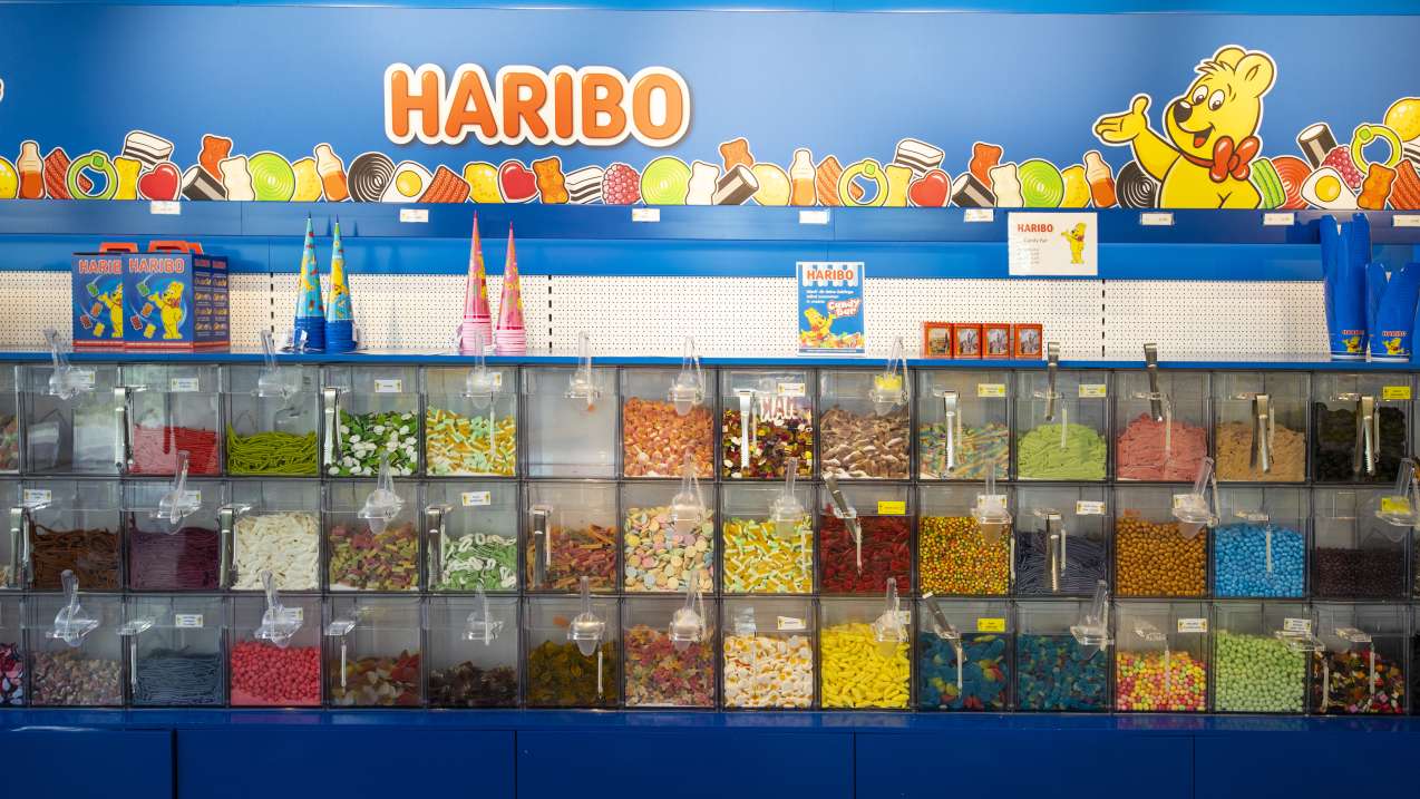 Candy Bar im HARIBO Shop Metzingen mit verschiedenen Produkten
