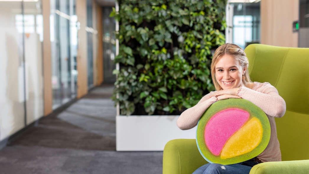 HARIBO-Mitarbeiter mit einem freundlichen, auffordernden Blick in die Kamera.